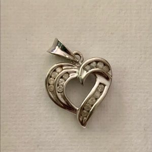 10k white Gold & 16 diamonds heart pendant